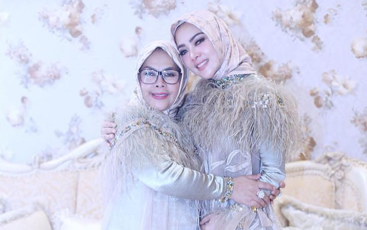 Ibu Cetar Syahrini Tak Malu Jualan Peyek, Rumah Dihiasi Kolam Renang Bak Istana Sultan