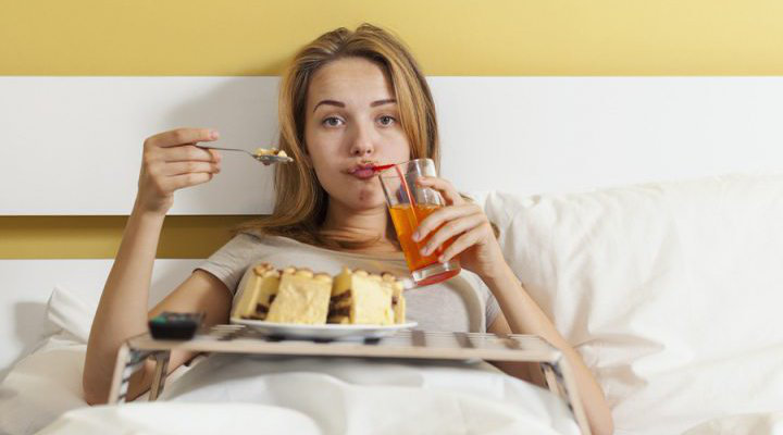 Makan dengan Porsi Kecil dan Tidak Makan Menjelang Tidur