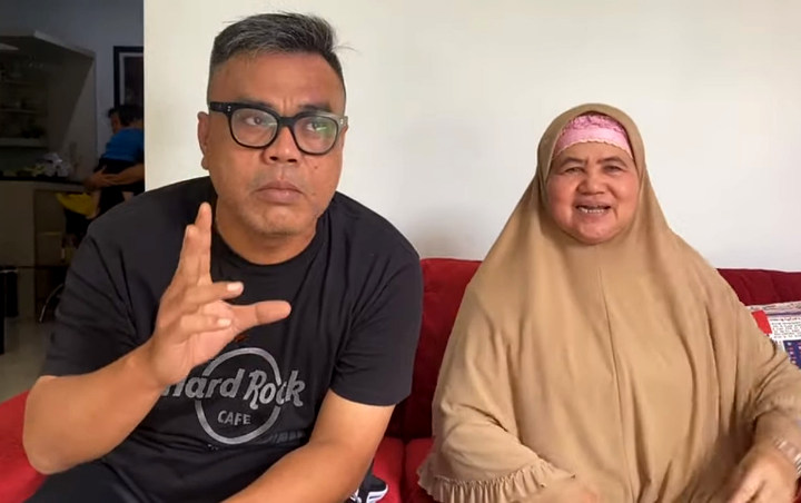 Abdel Achrian Pamer Foto Dikunjungi Mamah Dedeh: Kakinya Masih Napak