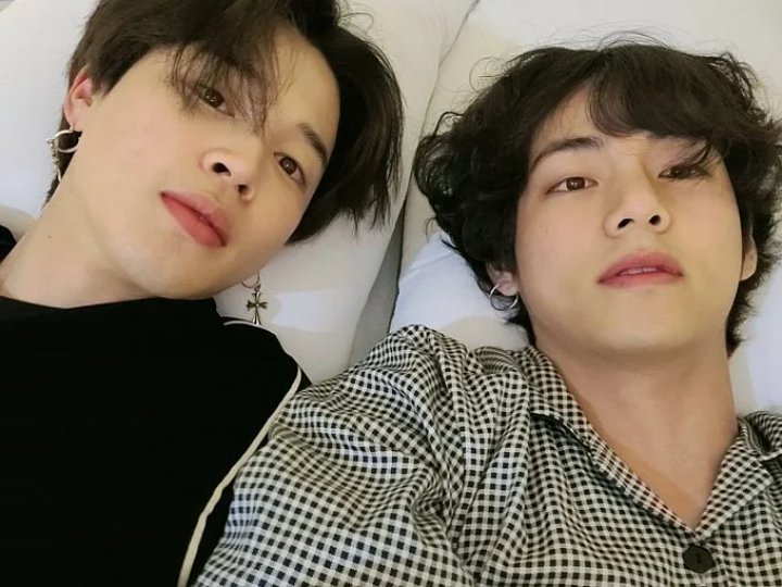 V BTS Subuh-Subuh Posting Selfie Bareng Jimin di Tempat Tidur, Fans Baper Ingat Ini
