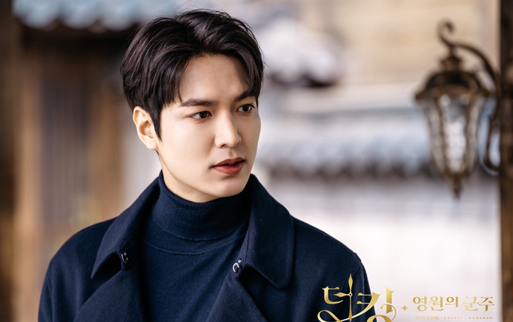 Lee Min Ho Pakai Kostum Serba Hitam di 'The King: Eternal Monarch' Buat Fans Pusing