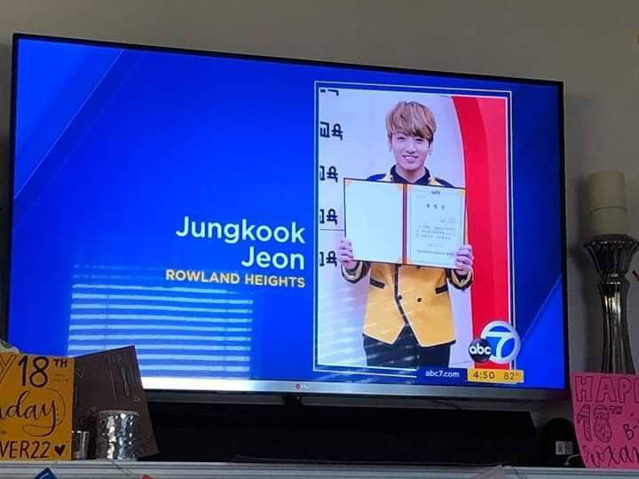 Aksi Kocak ARMY Berlanjut, Kini Bikin \'Foto Ultah\' Jungkook Disiarkan d TV Amerika dengan Nama Ini