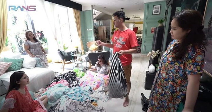 Kegiatan Adik-Adik Raffi Memilih Kain