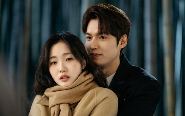 Kim Go Eun Buat Simbol Cinta di Foto Bareng Lee Min Ho 'The King: Eternal Monarch'