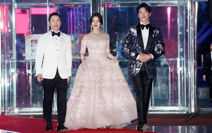 Baeksang Arts Awards 2020: Suzy Secantik Dewi Diapit Shin Dong Yup dan Park Bo Gum di Red Carpet