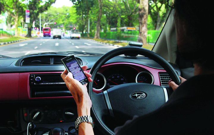 Baca buku atau Menatap Layar Ponsel di Mobil