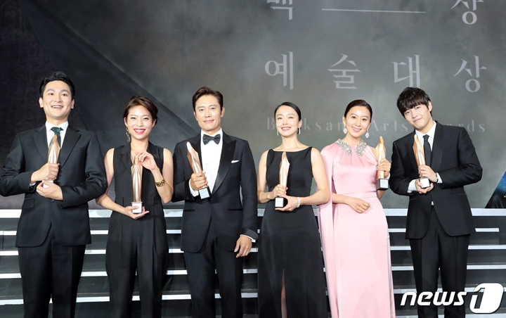 Baeksang Arts Awards 2020: Kursi Duduk Seleb Jaga Jarak COVID-19 Jadi Guyonan Netizen