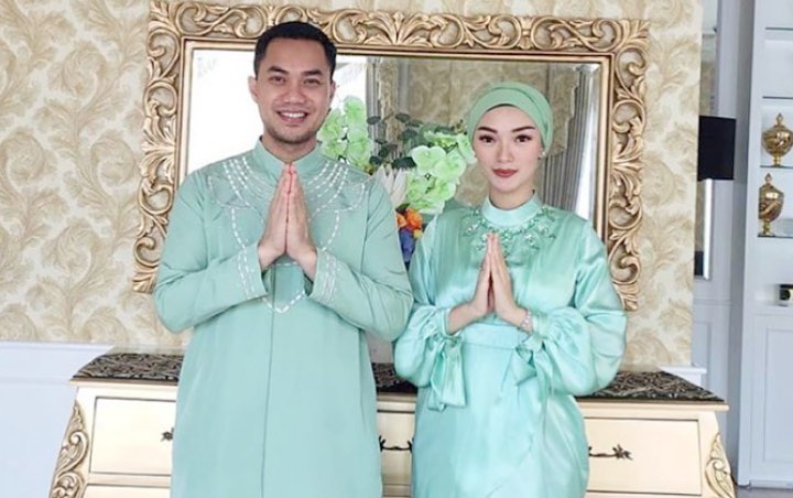 Zaskia Gotik Peluk Suami dan Putri Tiri Sehabis Salat Langsung Banjir Doa