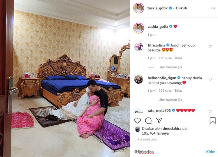 Zaskia Gotik Peluk Suami dan Putri Tiri Sehabis Salat