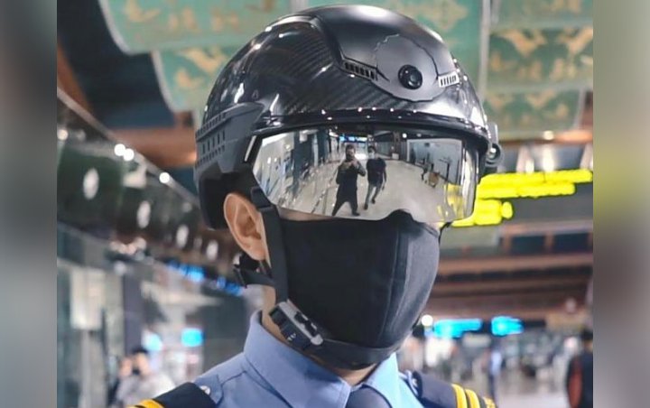 Sambut New Normal, Bandara Soekarno-Hatta Rogoh Rp 95 Juta Untuk Helm Canggih Petugas Ini