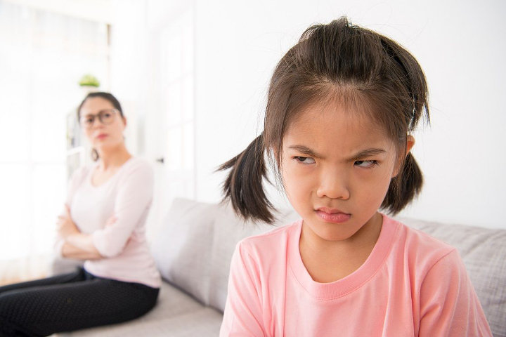 Tidak Membiarkan Anak Memperlihatkan Emosi Negatif
