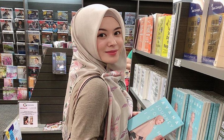 Ayana Moon Pamer Bibir Merah Usai Isu Calon Istri Ustaz Somad, Wajah Cantik Bak Son Ye Jin