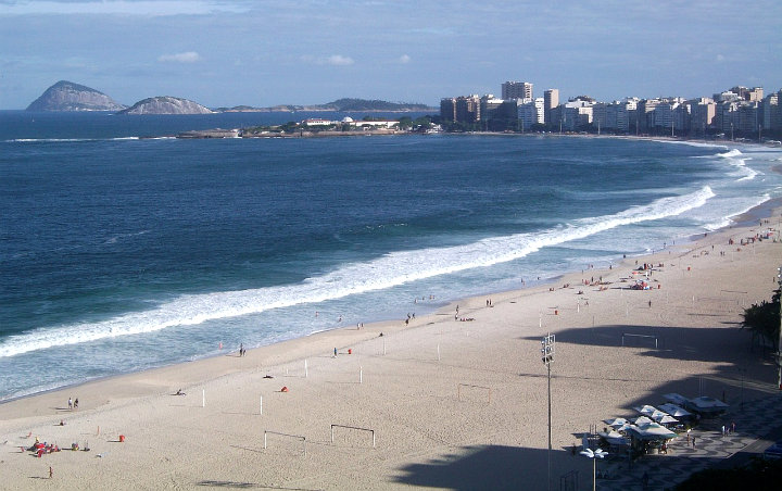 100 Makam Digali di Pantai, Cara Warga Brasil Kritik Bolsonaro Soal COVID-19