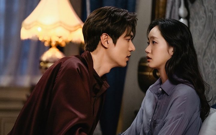 Lee Min Ho Refleks Sentuh Perut Kim Go Eun Saat Syuting, Fans Heboh Tebak Hamil