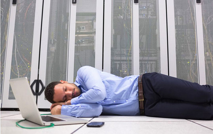 Jangan Dibiasakan, 8 Bahaya Ini Akan Mengintai Kesehatanmu Jika Terlalu Sering Tidur di Lantai