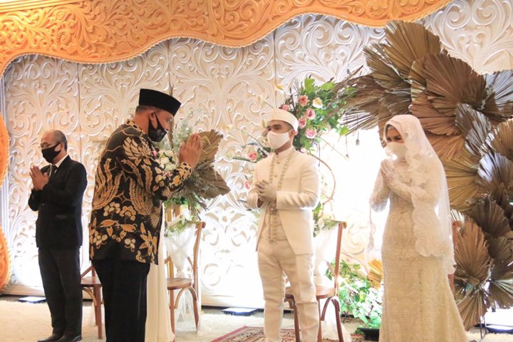 Salam Namaste dan Ganti Amplop dengan Pengiriman Uang Non-Tunai