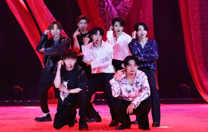 Kemeja \'Bang Bang Con\' Jin BTS Mendadak Robek di Bagian Tertentu Diduga Gara-Gara Ini 1