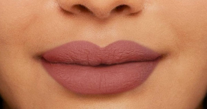 Mengubah Lipstik Glossy Jadi Matte dan Membuatnya Awet Seharian