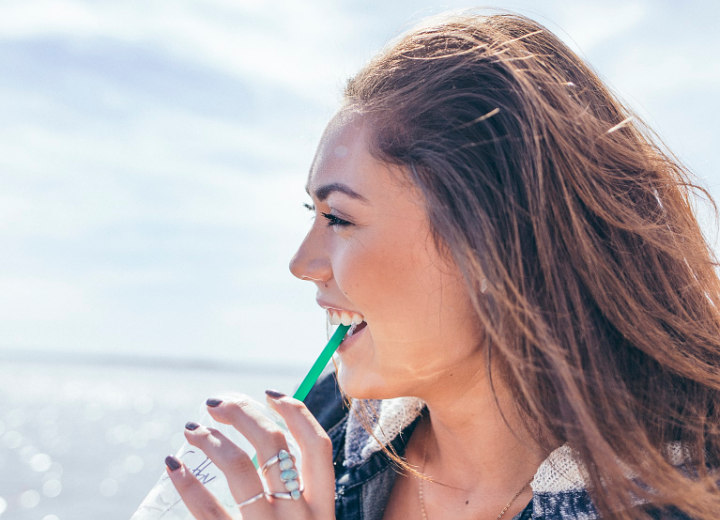 Sering Minum Menggunakan Sedotan