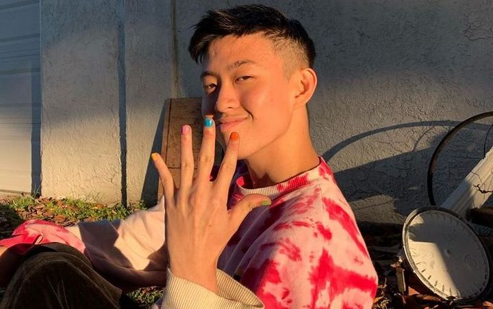 Rich Brian Bagi-Bagi Duit di Bali, Momen Bicara Pakai Bahasa Indonesia Jadi Sorotan