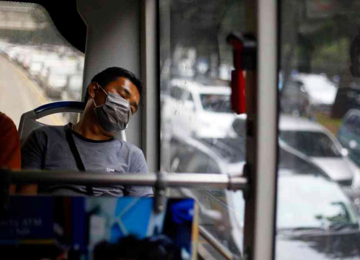 Jangan Menyentuh Sembarang Benda di Transportasi Umum