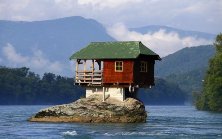 Heboh Rumah Kayu Nongkrong di Tengah Sungai Drina, Jadi Objek Foto Populer Wisatawan