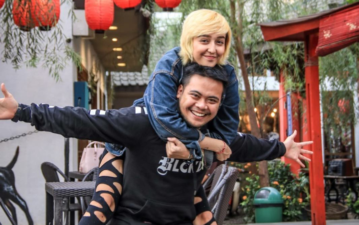 Pernikahan Reza Anugrah dan sang istri bule yang bernama Fabiola ternyata sudah berakhir. Hal ini diungkapkan sendiri oleh Fabiola karena ia sudah jarang terlihat bersama Reza.