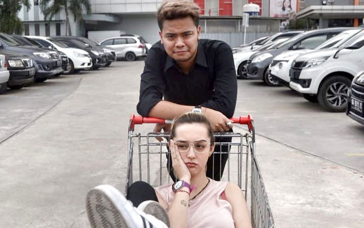 Sosok Fabiola tampil trendy dan pamer gaya seksi pasca status cerai dengan Reza SMASH terkuak. Disisi lain, masa lalu Fabiola dan Reza di awal-awal pernikahan kembali disorot.