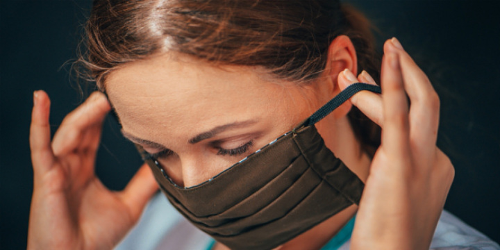 Membawa Masker dan Hand Sanitizer