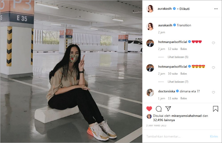 Aura Kasih Nongkrong Cantik di Parkiran, Hotman Paris Terpesona Malah Dicuekin?