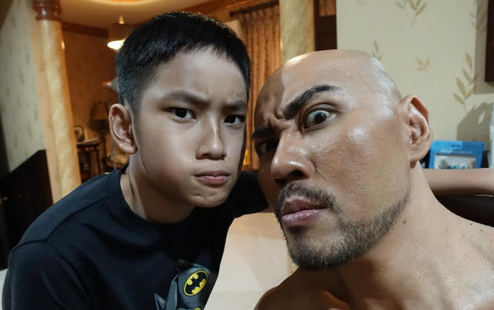 Deddy Corbuzier dan Sang Putra Kunjungi Mal, Penampilan Hingga Fakta Kena Salip Jadi Perbincangan