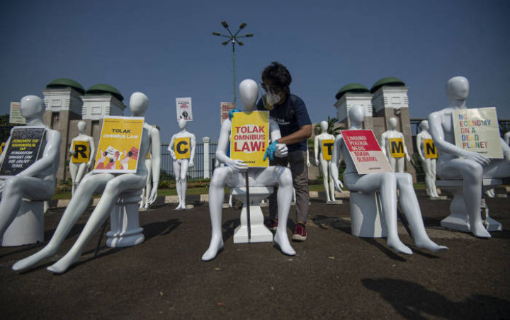 Gelar Demo Tolak Omnibus Law di Tengah Pandemi Corona, Puluhan Manekin Berkumpul di Depan DPR