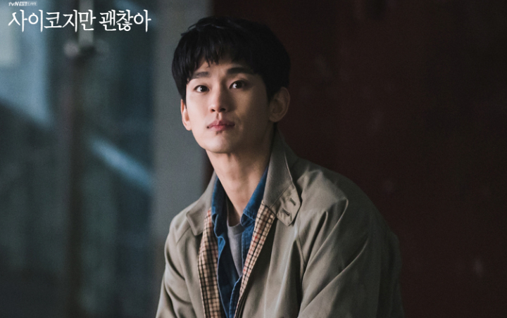 Bukan Seo Ye Ji, Kim Soo Hyun Romantis Sepayung Berdua Bareng Sosok Ini di Lokasi Syuting Drama