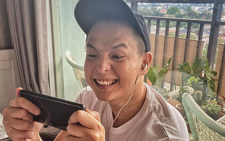 Ernest Prakasa dengan berani mengkritik video kemarahan Jokowi terhadap para menteri yang menjadi viral di media sosial. Kritikannya itu ternyata mendapat banyak pujian sekaligus cacian.