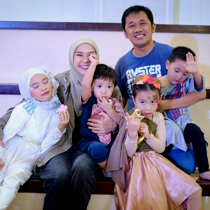 Hanung Bramantyo dan Zaskia Adya Mecca