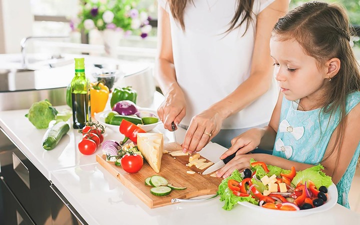 Ajak Anak Menyiapkan Bahan Makan Bersama