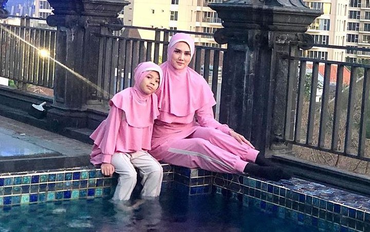 Mulan Jameela Bagikan Foto Sang Putri Dandan Kocak, Jadi Hiburan Keluarga