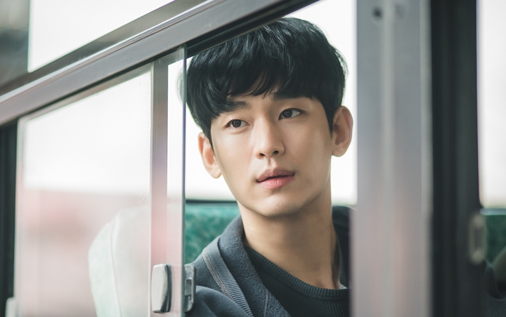 Kim Soo Hyun Pamer Syuting 'It's Okay To Not Be Okay', Perut Ngintip Picu Kehebohan