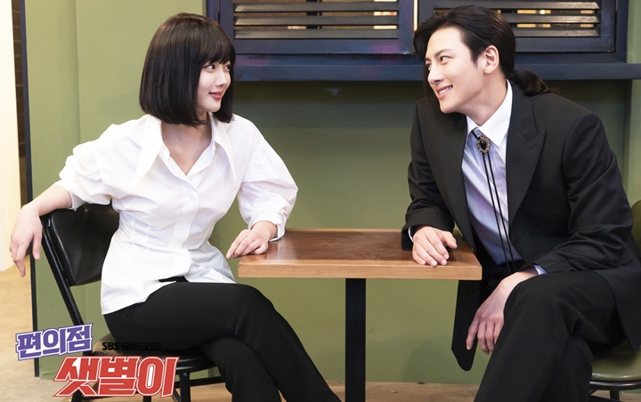Kim Yoo Jung Ngakak Terima Ciuman Lebay Ji Chang Wook Saat Syuting Backstreet Rookie