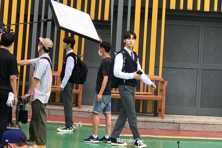Hwang Minhyun NU\'EST Kepergok Syuting Drama Pakai Seragam Sekolah Jadi Perbincangan