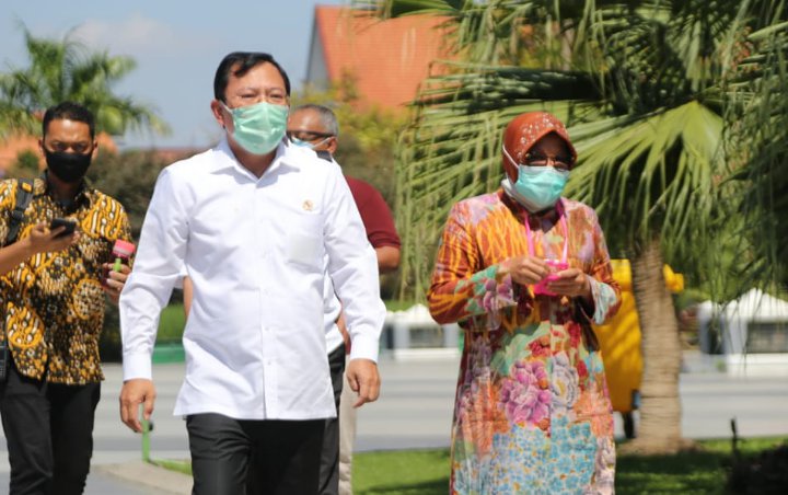 Beri 'Kejutan' Risma, Menkes Terawan Sidak Penanganan COVID-19 di Surabaya