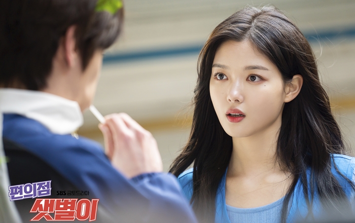 Tampilan Kim Yoo Jung Pakai Wig di Lokasi Syuting 'Backstreet Rookie' Jadi Perbincangan