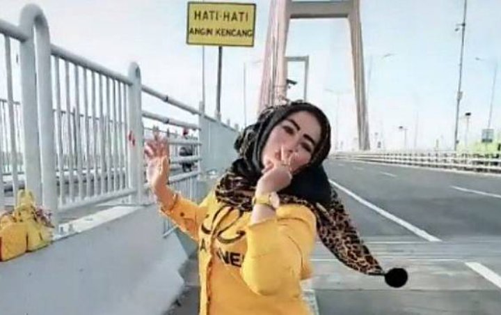 Viral 3 Ibu-Ibu Nekat Berhenti dan Main TikTok di Jembatan Suramadu, Kini Diburu Polisi