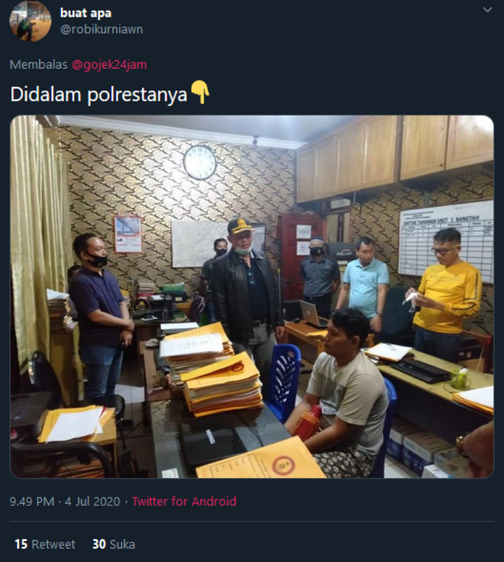 Viral Driver Ojol Ditendang Pengemudi Mobil Sampai Terjungkal, Diduga Tak Terima Diklakson