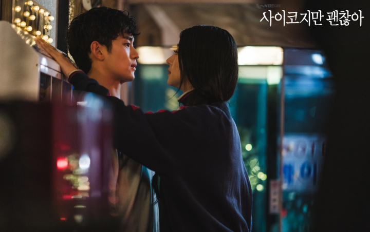 Kim Soo Hyun Goyang Pantat Curi Fokus Seo Ye Ji di Lokasi Syuting 'It's Okay to Not Be Okay'