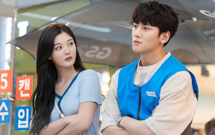 Ji Chang Wook Salting Ketahuan Kim Yoo Jung Ngomong Sendiri di Lokasi 'Backstreet Rookie'