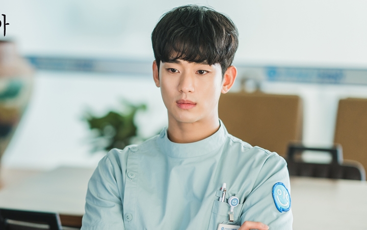 Kim Soo Hyun Foto Jelek Bareng Tim Rumah Sakit Jiwa OK di Lokasi 'It's Okay to Not Be Okay'