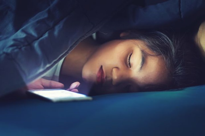 Meletakkan Ponsel di Dekat Kepala Saat Tidur