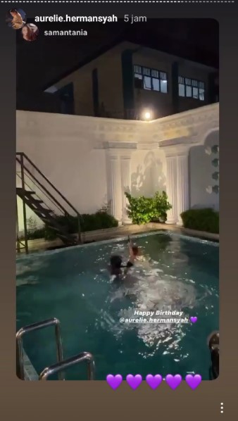 Rayakan Ultah, Begini Momen Atta Halilintar Gendong Aurel Hingga Nyebur Bareng Ke Kolam Renang