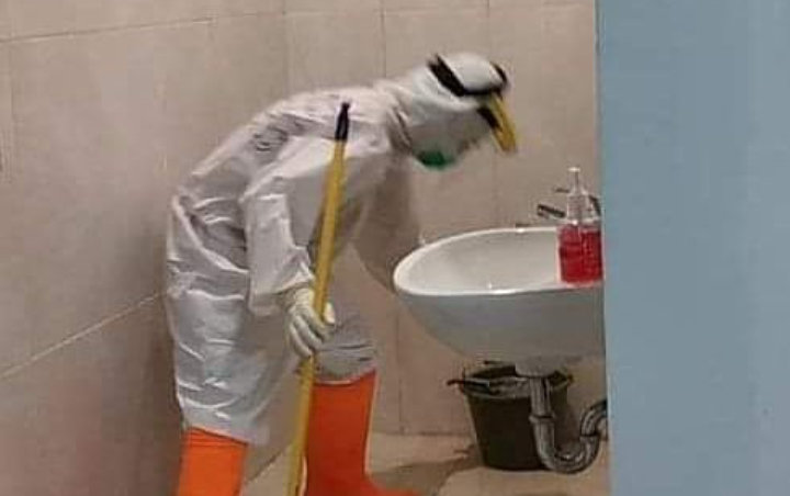 Viral Potret Staf Kebersihan Di Ruang Isolasi Covid-19 Kerja Sendiri, Fakta Di Baliknya Bikin Iba